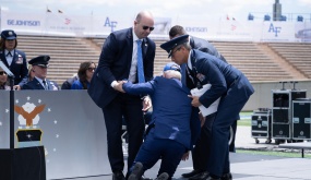 Ông Biden ngã dúi dụi trên sân khấu