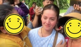 Xúc động khoảnh khắc con gái cố NSƯT Vũ Linh bật khóc khi được người hâm mộ vây kín