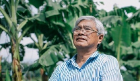 Triệu phú đô la VN có thói quen 'ăn đất' kì lạ: Đi đâu cũng bốc đất nếm thử!