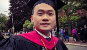 Thạc sĩ Harvard cảm ơn mẹ vì đã tin con có thể vào Ams