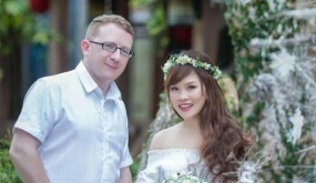Chàng trai Ireland sang Việt Nam theo đuổi cô gái Thanh Hóa, nâng niu vợ suốt 7 năm qua
