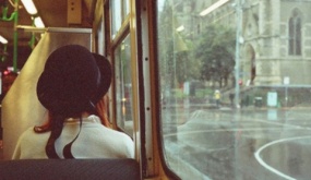 Chờ con về mẹ nhé: Con mong lắm sẽ có một ngày mai, được về quê được sà vào lòng mẹ, được tắm sông, được thả diều nắng hạ