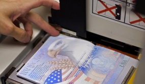 Dân Mỹ làm passport phải mòn mỏi đợi chờ vì thiếu nhân viên