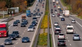 Đi cao tốc mới biết xe Đức tốt thế nào, thế mới nói bền như hàng Đức