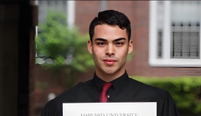 Vừa chăm 3 em vừa cọ toilet kiếm tiền, chàng trai vẫn đỗ Harvard