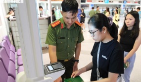Nhập cảnh chỉ 30 giây nhờ scan passport cho người Việt tại Tân Sơn Nhất