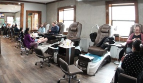 Nghề nail đem lại thu nhập nhưng nuôi dưỡng ‘văn hóa tiểu nông‘