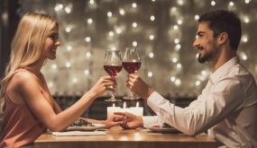 Phụ nữ Mỹ bị đòi chia tiền ăn uống sau buổi hẹn hò