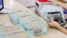 Gửi tiền tiết kiệm ngân hàng: Nên gửi vào thẻ hay sổ tiết kiệm để hưởng lãi cao?