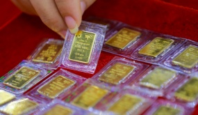 Giá vàng và USD đồng loạt tăng mạnh
