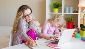 Phụ nữ Mỹ làm việc nhà nhiều gấp đôi nam giới