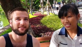 Khách Tây nhờ 1 cô gái dịch lại câu “Hết tiền“ ra Tiếng Việt, ai ngờ nhầm thành câu nói hãi hùng thế này