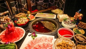 Nhà 5 người đi ăn lẩu buffet gọi 600 đĩa thịt, trả 800.000 đồng