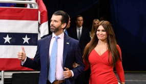 Cuộc sống xa hoa của Donald Trump Jr. và bạn gái