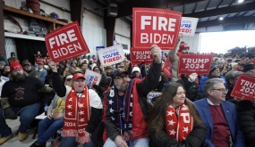 Hai bức tranh vận động trái ngược của ông Trump và ông Biden
