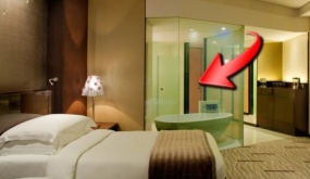 Tại sao phòng tắm nào trong khách sạn cũng lắp kính trong suốt? Nhân viên tiết lộ bí mật