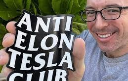 47 tuổi kiếm hơn 2,5 tỷ đồng/tháng nhờ người mua… ghét Elon Musk, phát ngôn càng sốc doanh số càng tăng vùn vụt