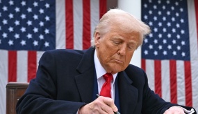 Người Mỹ không hài lòng với thuế quan, tỉ lệ ủng hộ ông Trump xuống thấp nhất