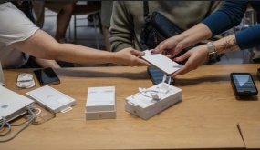 Người Mỹ đổ xô mua iPhone vì sợ tăng giá do thuế mới