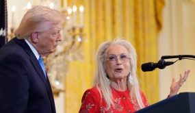 Tỷ phú hứa tặng 250 triệu USD để ông Trump tranh cử nhiệm kỳ ba