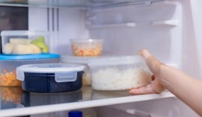 Vì sao nên cất thức ăn vào tủ lạnh khi còn nóng?