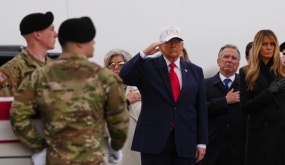 Ông Trump bị chỉ trích vì đội mũ trong lễ đón thi hài lính Mỹ