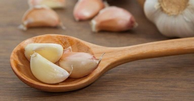 Thả 1 tép tỏi vào bồn cầu, bạn sẽ thấy lợi ích không ngờ, hãy thử ngay và luôn ! Thả 1 tép tỏi vào bồn cầu, bạn sẽ thấy lợi ích không ngờ, hãy thử ngay và luôn !