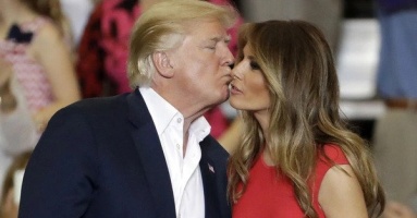 Vì sao cựu Tổng thống Donald Trump lại mê mẩn phu nhân Melania Trump tới vậy? Với một người đàn ông, bạn cần biết mình là ai, độc lập và ủng hộ họ Vì sao cựu Tổng thống Donald Trump lại mê mẩn phu nhân Melania Trump tới vậy? Với một người đàn ông, bạn cần biết mình là ai, độc lập và ủng hộ họ