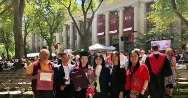Cô bé luôn đứng cuối lớp bị cô giáo mắng “dốt như lợn” trở thành tiến sĩ Harvard nhờ mẹ luôn tin tưởng khích lệ: “Đừng lo lắng, thời điểm con trở nên xuất sắc không còn xa”.