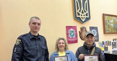 Người Việt ở Ukraine được cảnh sát Kharkiv trao giấy khen vì thiện nguyện giúp người