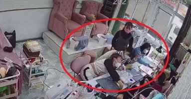 Hết Hồn cảnh thợ Nail người Mỹ gốc Việt giật khách sộp: 'Mày giựt khách tao' Hết Hồn cảnh thợ Nail người Mỹ gốc Việt giật khách sộp: 'Mày giựt khách tao'