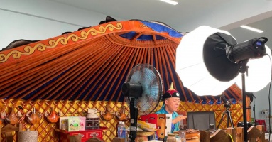 Người Mỹ mới làm quen với livestream, Trung Quốc đã ‘bá chủ thiên hạ’: Gần 500.000 người trải nghiệm, mua 500 tỷ USD hàng hóa/năm, đến trường đại học cũng dạy làm streamer Người Mỹ mới làm quen với livestream, Trung Quốc đã ‘bá chủ thiên hạ’: Gần 500.000 người trải nghiệm, mua 500 tỷ USD hàng hóa/năm, đến trường đại học cũng dạy làm streamer