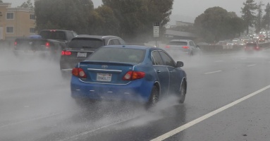 Bão cuối mùa gây mưa lớn khắp Nam California, lốc xoáy ở Carson Bão cuối mùa gây mưa lớn khắp Nam California, lốc xoáy ở Carson