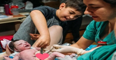The Child's Remarkable Assistance in Delivering the Baby Leaves Everyone Amazed The Child's Remarkable Assistance in Delivering the Baby Leaves Everyone Amazed