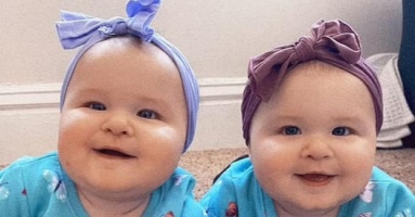 Twins' Mother Leaves Everyone in Awe with Her Gigantic Little Ones Weighing a Whopping 21 Pounds Twins' Mother Leaves Everyone in Awe with Her Gigantic Little Ones Weighing a Whopping 21 Pounds
