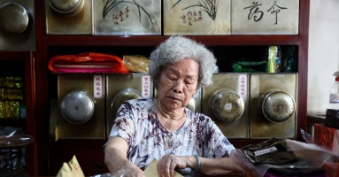 Tiệm trà 70 năm tuổi của cụ bà người Hoa ở Sài Gòn Tiệm trà 70 năm tuổi của cụ bà người Hoa ở Sài Gòn
