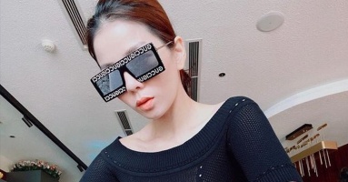 Lệ Quyên 'thả rông' vòng 1 với dáng ngồi khó hiểu: Khi đồ hiệu cũng không 'cứu thua' được Lệ Quyên 'thả rông' vòng 1 với dáng ngồi khó hiểu: Khi đồ hiệu cũng không 'cứu thua' được