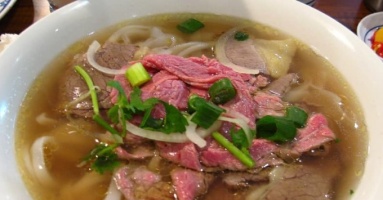 Chủ nhà hàng Việt hướng dẫn người Mỹ ‘ăn phở tái sao cho đúng’ Chủ nhà hàng Việt hướng dẫn người Mỹ ‘ăn phở tái sao cho đúng’