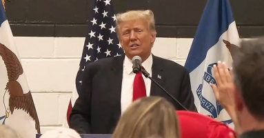 Ông Trump lên tiếng sau khi ông Biden vấp ngã trên sân khấu