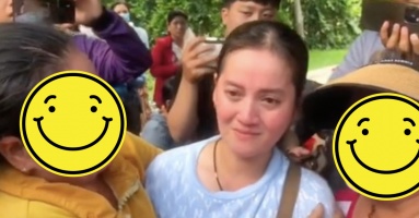 Xúc động khoảnh khắc con gái cố NSƯT Vũ Linh bật khóc khi được người hâm mộ vây kín Xúc động khoảnh khắc con gái cố NSƯT Vũ Linh bật khóc khi được người hâm mộ vây kín