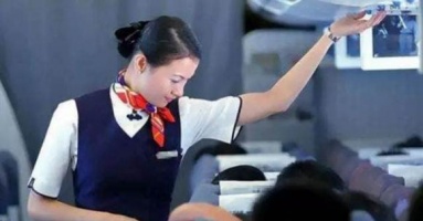 Một tiếp viên hàng không đã từ chức bí mật chia sẻ lại vì sao họ thường đeo 1 chiếc đồng hồ đắt tiền