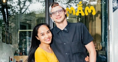 Vợ chồng Việt 'xách' 100 lít mắm tôm, mang cả máy làm đậu mở quán bún ở Mỹ Vợ chồng Việt 'xách' 100 lít mắm tôm, mang cả máy làm đậu mở quán bún ở Mỹ