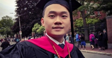 Thạc sĩ Harvard cảm ơn mẹ vì đã tin con có thể vào Ams