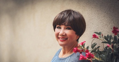 Lệ Thu, tiếng hát một thời lừng lẫy, giờ đây một mὶnh đơn độc trong căn nhà vắng lặng, nhὶn lại mὶnh, nhὶn lại cuộc đời Lệ Thu, tiếng hát một thời lừng lẫy, giờ đây một mὶnh đơn độc trong căn nhà vắng lặng, nhὶn lại mὶnh, nhὶn lại cuộc đời