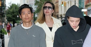 Pax Thiên thăm New York cùng mẹ và em gái