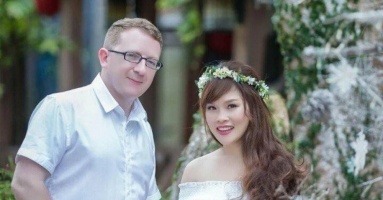Chàng trai Ireland sang Việt Nam theo đuổi cô gái Thanh Hóa, nâng niu vợ suốt 7 năm qua Chàng trai Ireland sang Việt Nam theo đuổi cô gái Thanh Hóa, nâng niu vợ suốt 7 năm qua