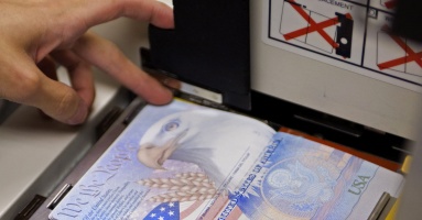 Dân Mỹ làm passport phải mòn mỏi đợi chờ vì thiếu nhân viên Dân Mỹ làm passport phải mòn mỏi đợi chờ vì thiếu nhân viên