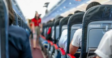 Đi máy bay được 1 phụ nữ lớn tuổi nhờ vả, còn gọi là ‘con gái’, người phụ nữ suýt gặp họa