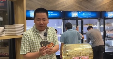 Khoa Pug gây tranh cãi với cách làm dịch vụ kiểu: “Bán 1 tháng, đóng cửa 3 ngày đi chơi cho khỏe. Nếu chưa thấy khỏe, đóng luôn 1 tháng”