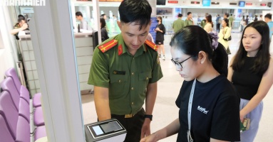 Nhập cảnh chỉ 30 giây nhờ scan passport cho người Việt tại Tân Sơn Nhất Nhập cảnh chỉ 30 giây nhờ scan passport cho người Việt tại Tân Sơn Nhất